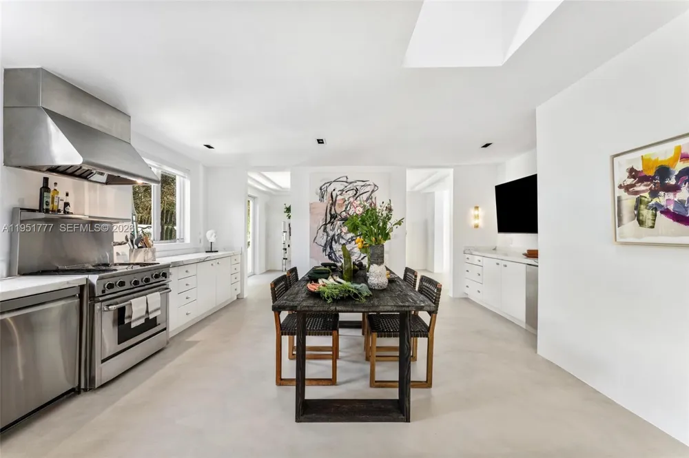 3325 Pine Tree Dr Miami Beach, FL 33140