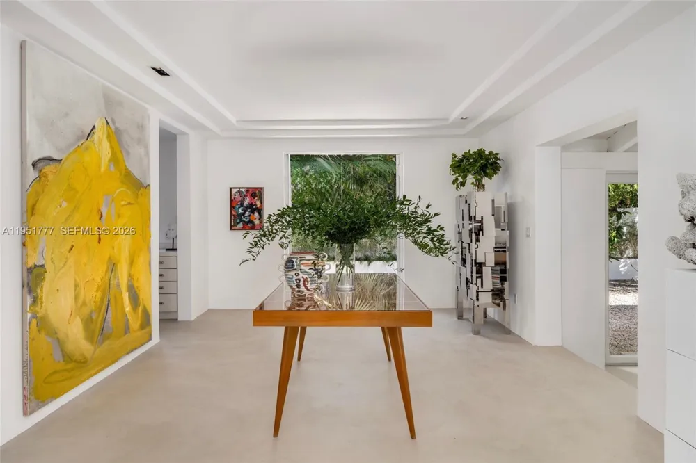 3325 Pine Tree Dr Miami Beach, FL 33140