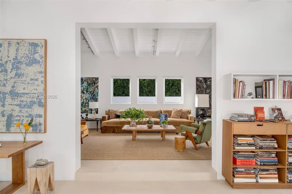 3325 Pine Tree Dr Miami Beach, FL 33140