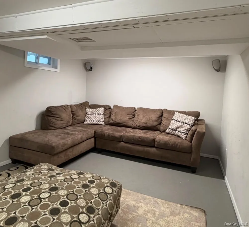 10 Skyes Neck Court East Quogue, NY 11942