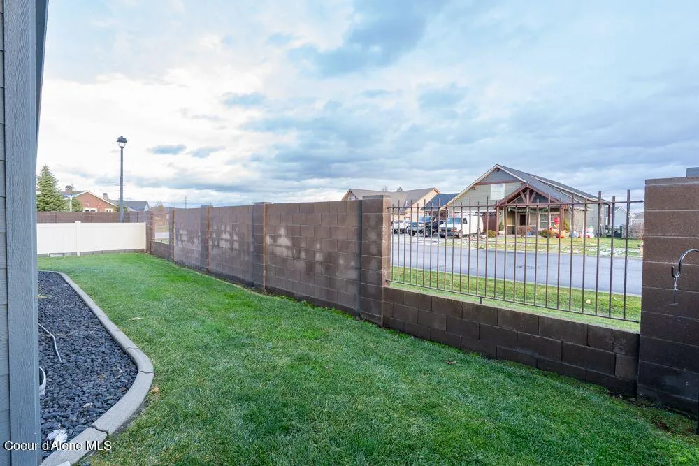 7942 W KAYAK COURT Rathdrum, ID 83858