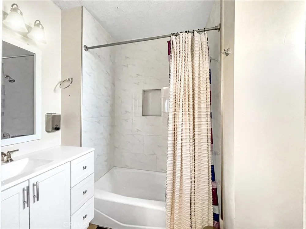 4084 W 137th #B Hawthorne, CA 90250