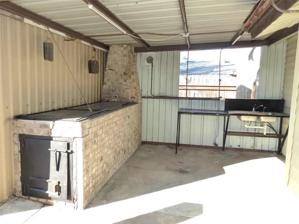 1922 S Pine Brady, TX 76825