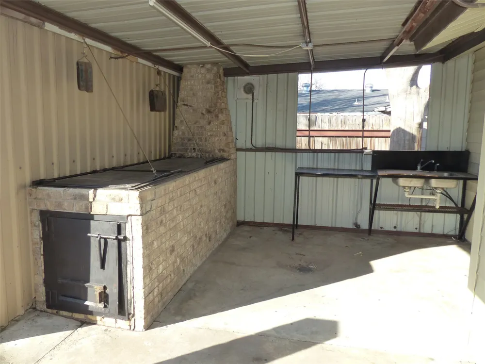 1922 S Pine Brady, TX 76825