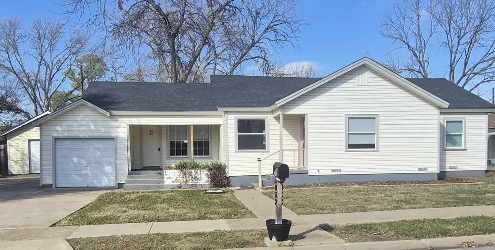 832 Featherston Street