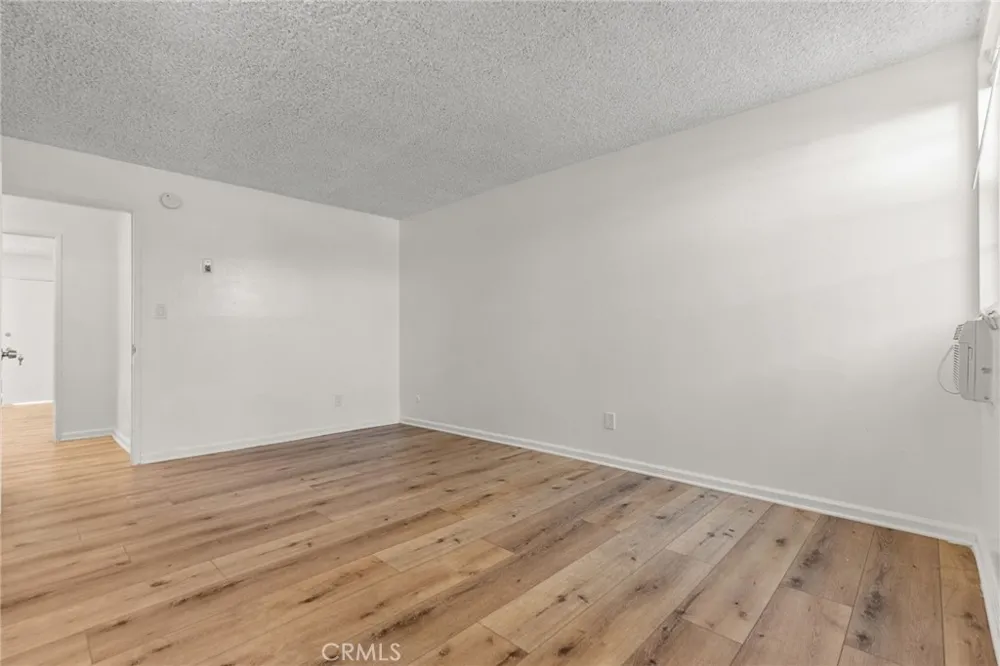 8649 Sunland Boulevard #5 Sun Valley, CA 91352