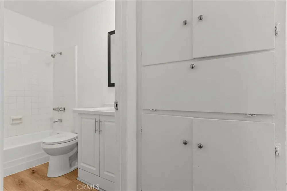 8649 Sunland Boulevard #5 Sun Valley, CA 91352