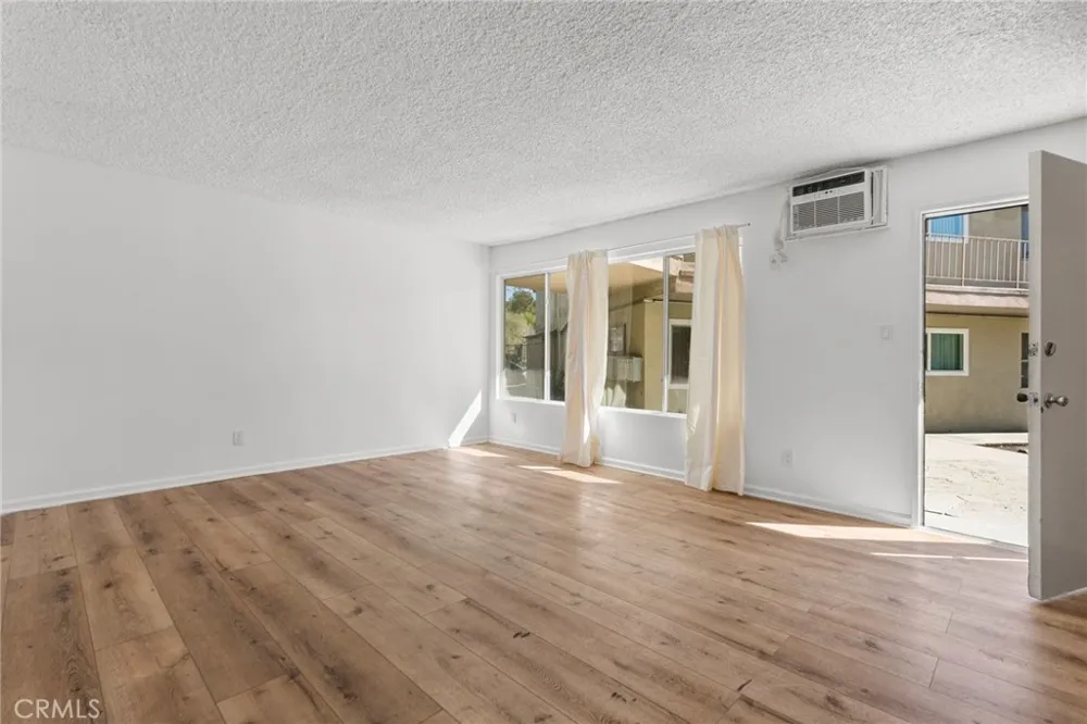 8649 Sunland Boulevard #5 Sun Valley, CA 91352