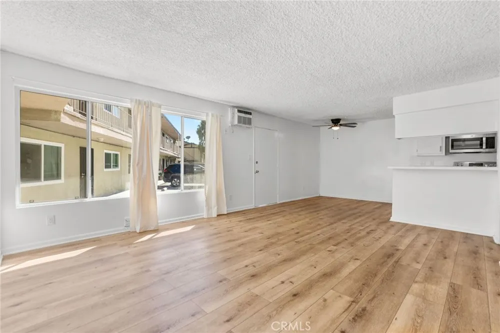 8649 Sunland Boulevard #5 Sun Valley, CA 91352