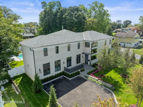 889 Red Oaks Drive