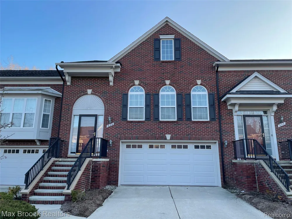 924 SANDALWOOD DRIVE