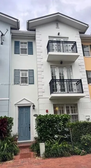 1049 W Heritage Club Cir