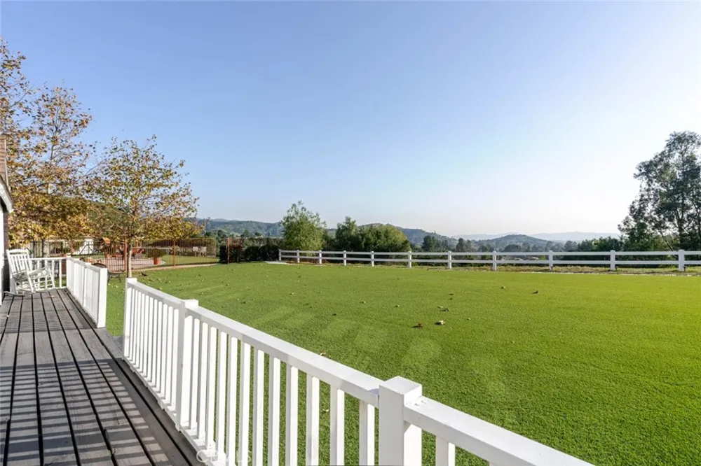 10817 W Stallion Ranch Road Sunland, CA 91040