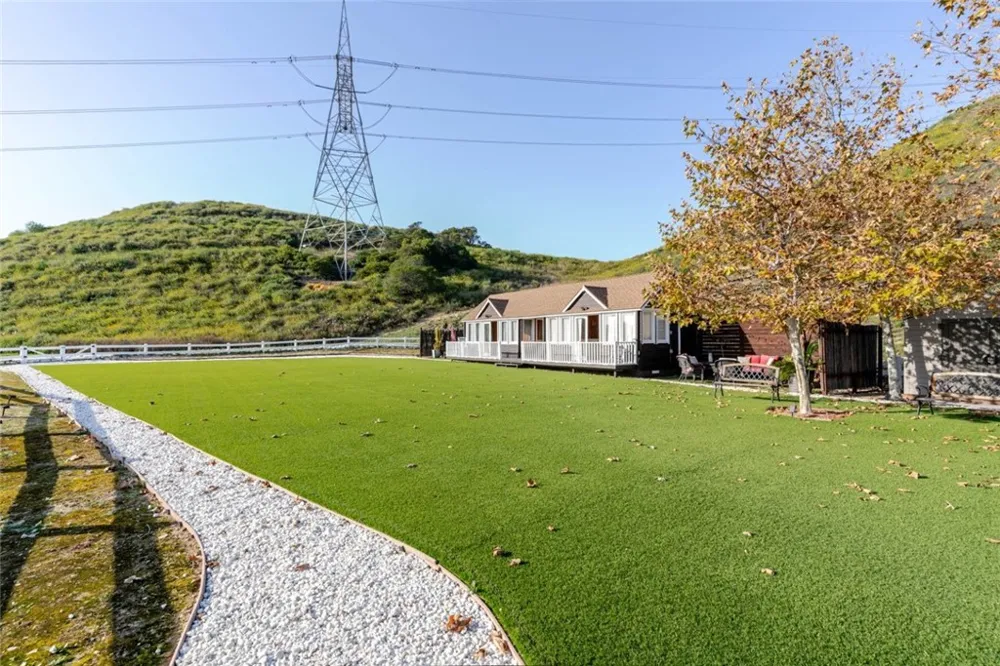 10817 W Stallion Ranch Road Sunland, CA 91040