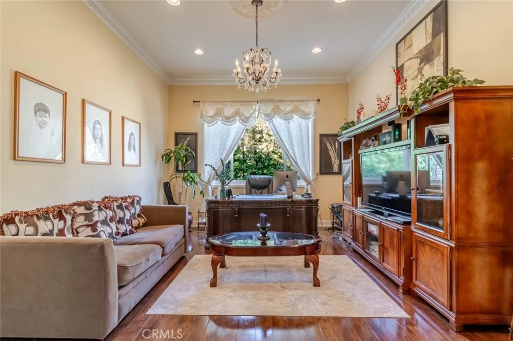 10817 W Stallion Ranch Road Sunland, CA 91040