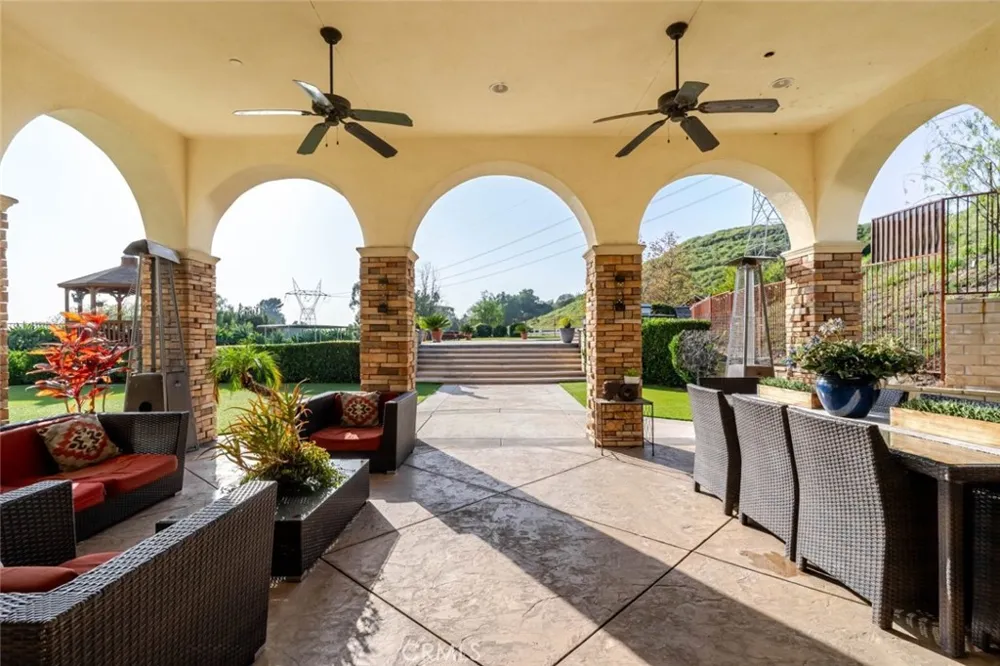 10817 W Stallion Ranch Road Sunland, CA 91040