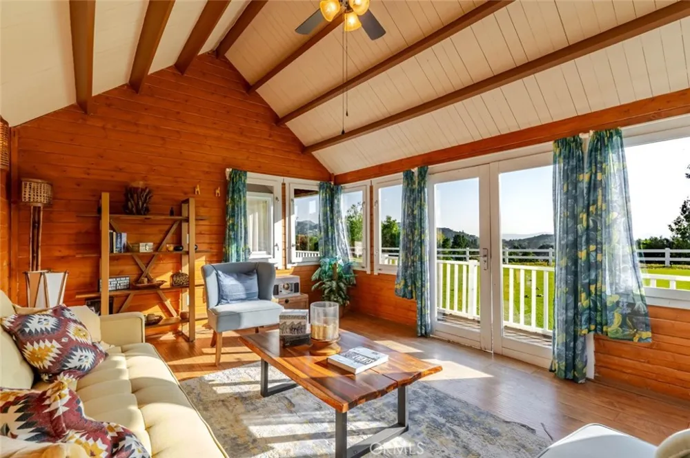 10817 W Stallion Ranch Road Sunland, CA 91040