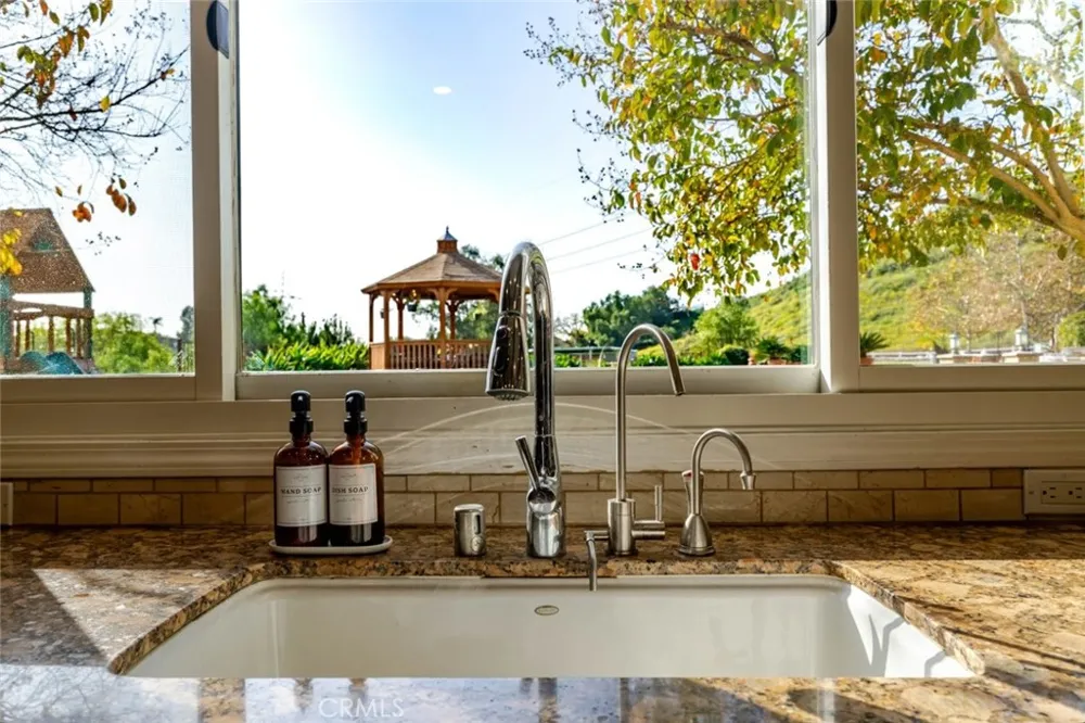 10817 W Stallion Ranch Road Sunland, CA 91040