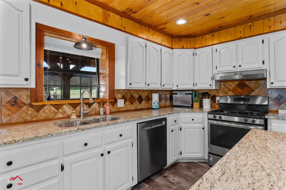 10073 Ferry Lake Road Oil City, LA 71061