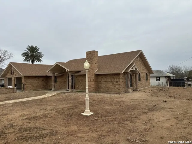 703 9th Carrizo Springs, TX 78834