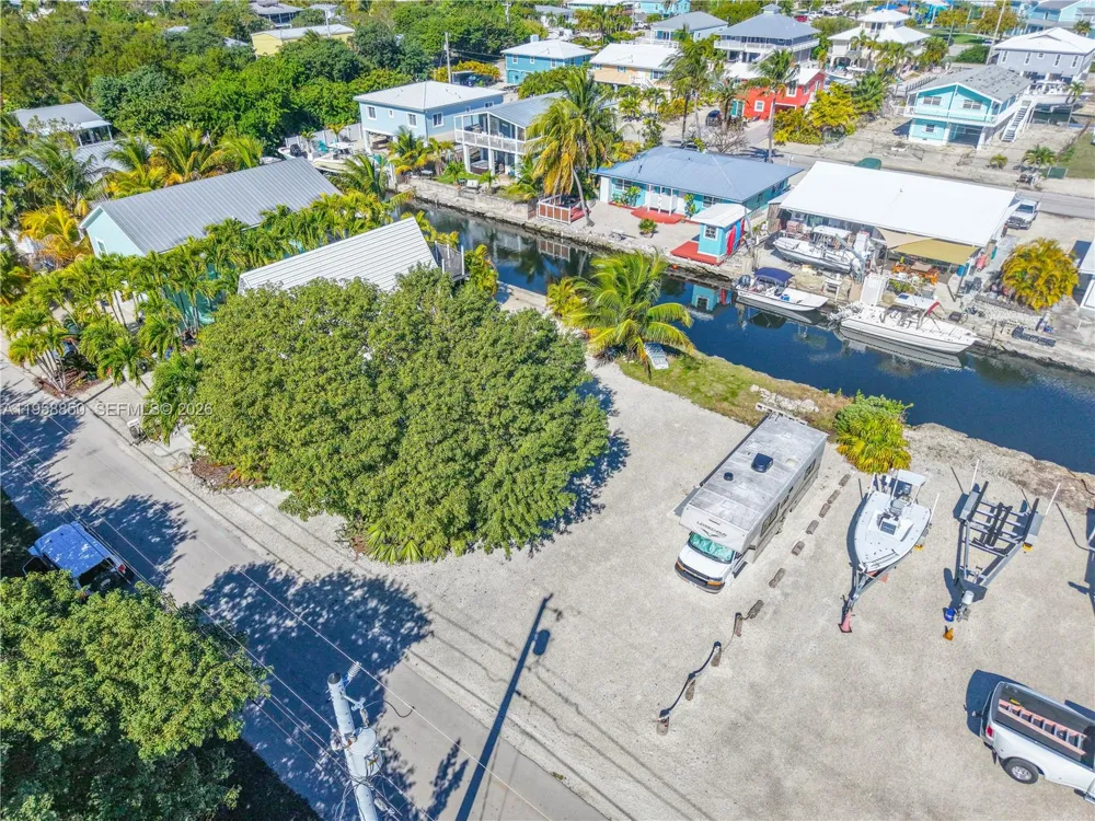 31033 Hibiscus Dr Big Pine, FL 33043
