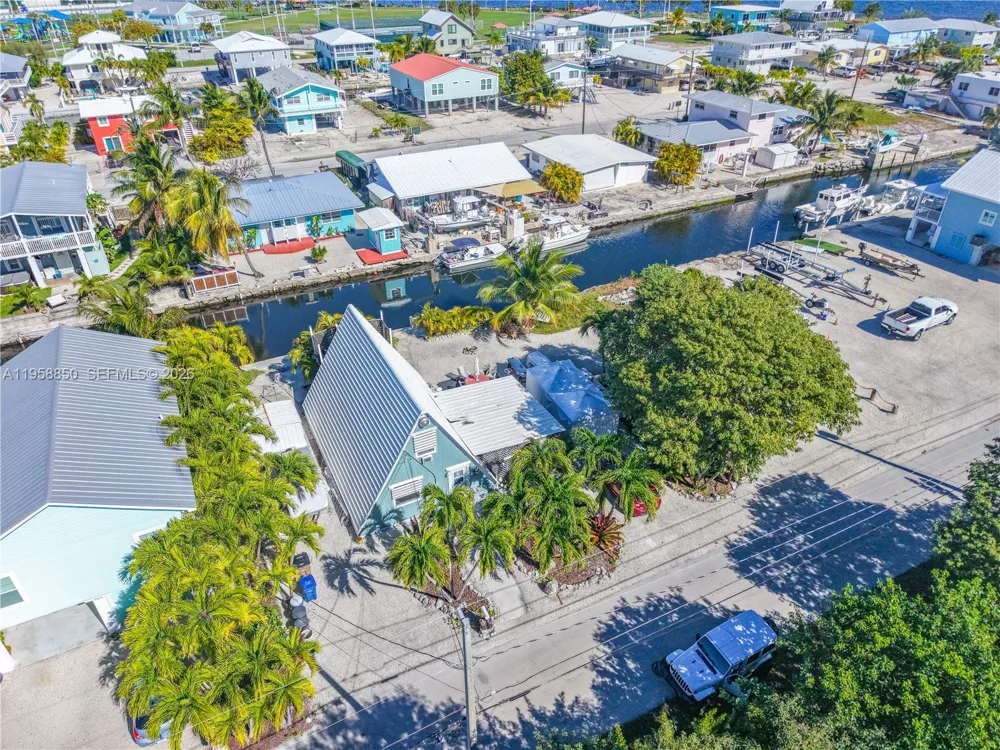 31033 Hibiscus Dr Big Pine, FL 33043