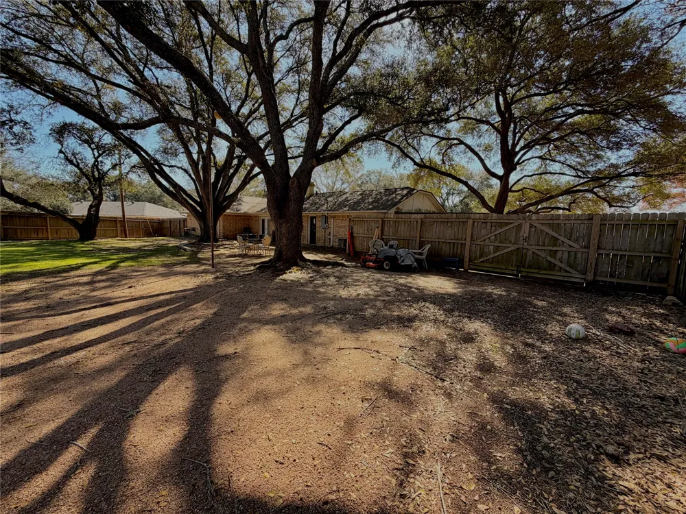 1203 Hollis Drive Brenham, TX 77833