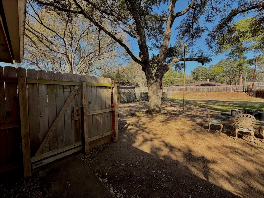 1203 Hollis Drive Brenham, TX 77833
