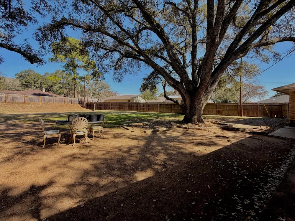 1203 Hollis Drive Brenham, TX 77833