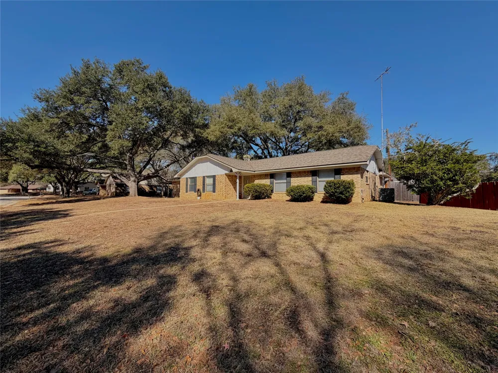 1203 Hollis Drive Brenham, TX 77833