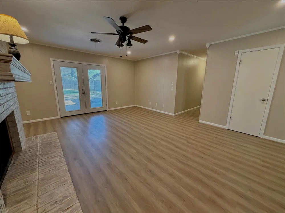 1203 Hollis Drive Brenham, TX 77833
