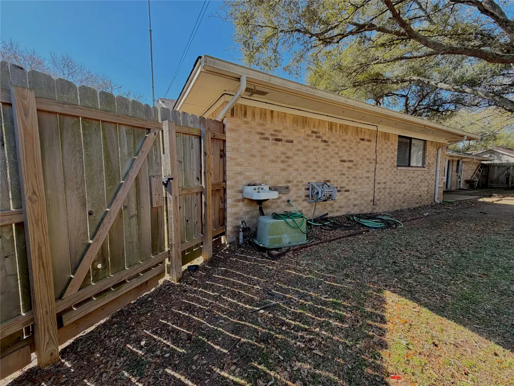 1203 Hollis Drive Brenham, TX 77833