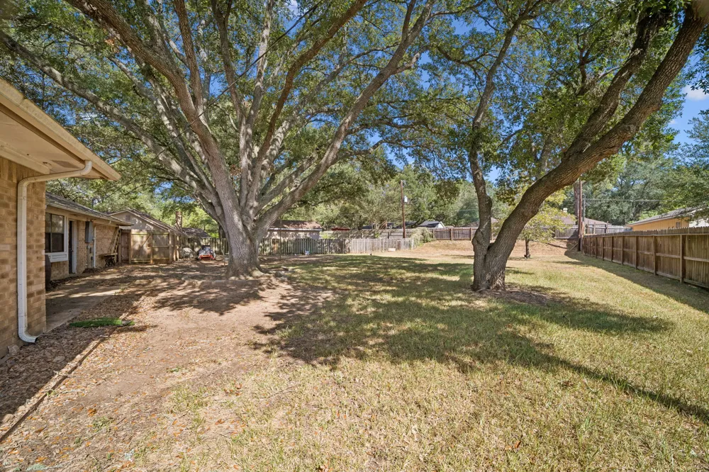 1203 Hollis Drive Brenham, TX 77833