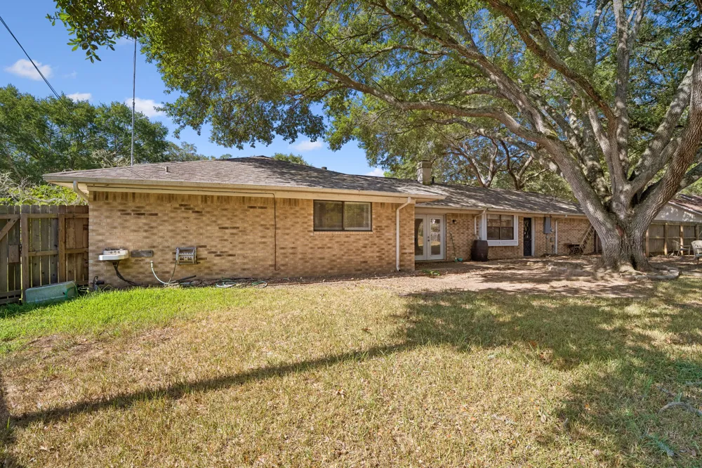1203 Hollis Drive Brenham, TX 77833