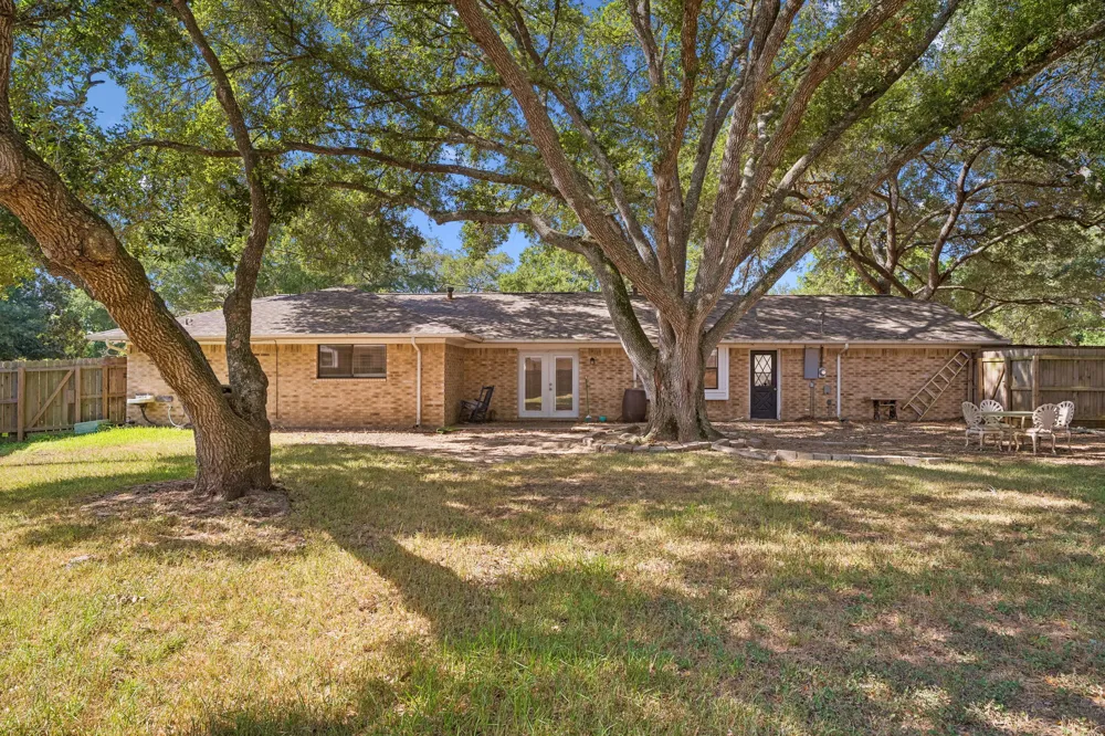 1203 Hollis Drive Brenham, TX 77833