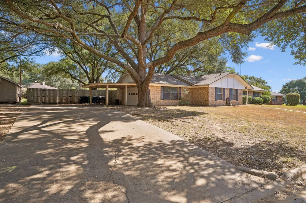 1203 Hollis Drive Brenham, TX 77833
