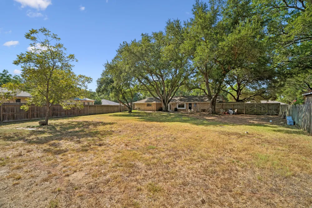 1203 Hollis Drive Brenham, TX 77833