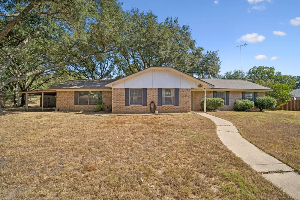 1203 Hollis Drive Brenham, TX 77833