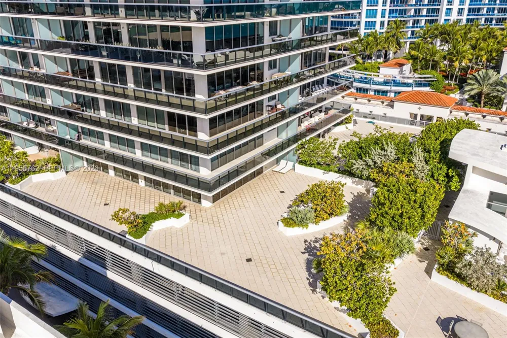 5875 Collins Ave #502 Miami Beach, FL 33140
