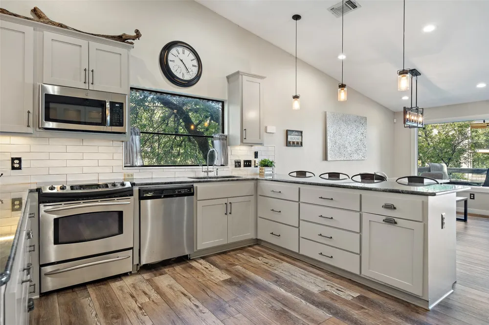 106 Center Cove II Loop Spicewood, TX 78669