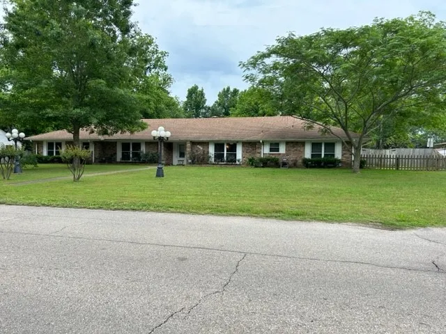 102 E Crockett Street De Kalb, TX 75559