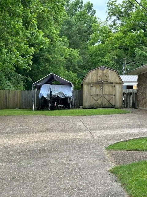 102 E Crockett Street De Kalb, TX 75559