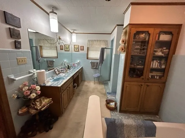 102 E Crockett Street De Kalb, TX 75559
