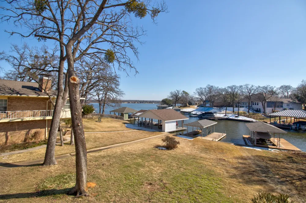 207 Kiowa Drive W Lake Kiowa, TX 76240