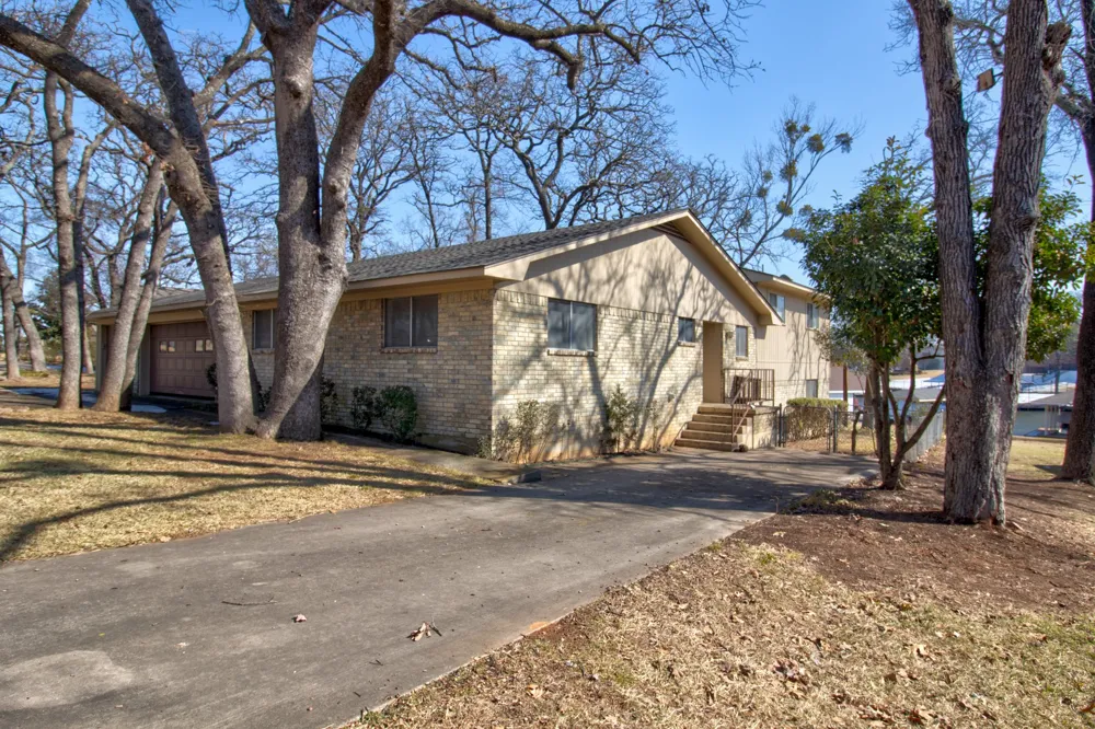 207 Kiowa Drive W Lake Kiowa, TX 76240