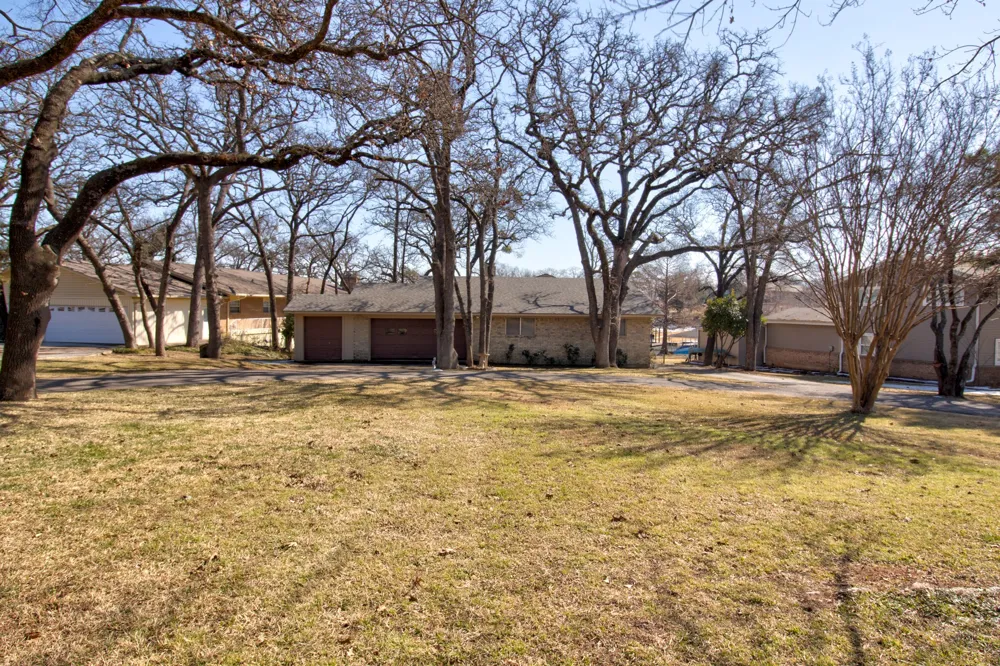 207 Kiowa Drive W Lake Kiowa, TX 76240