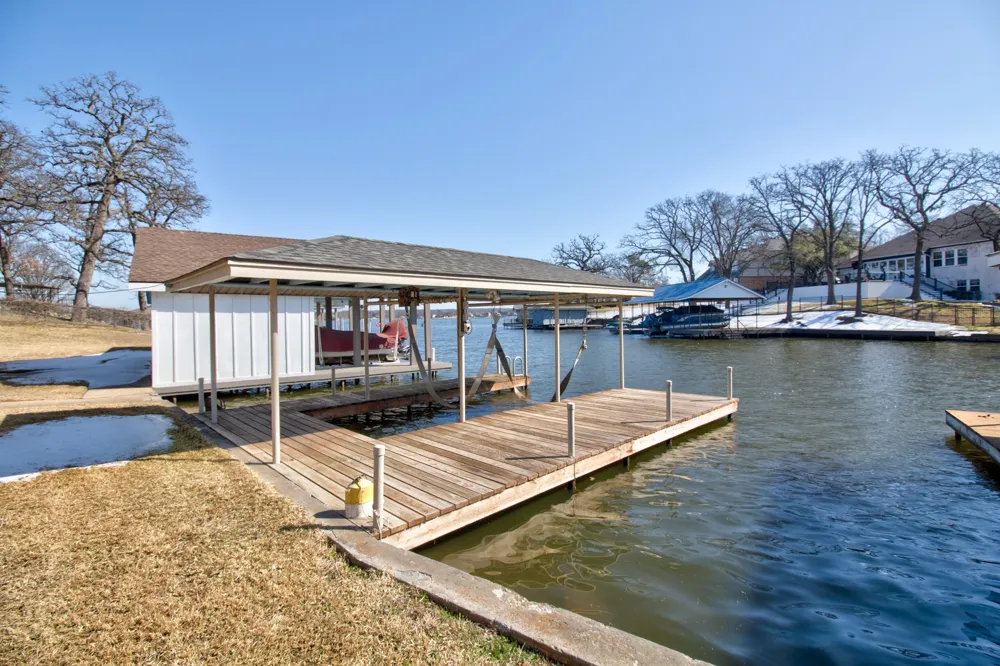 207 Kiowa Drive W Lake Kiowa, TX 76240