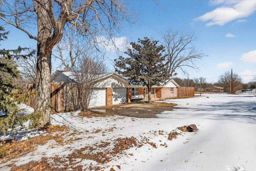 702 El Camino Real Chico, TX 76431