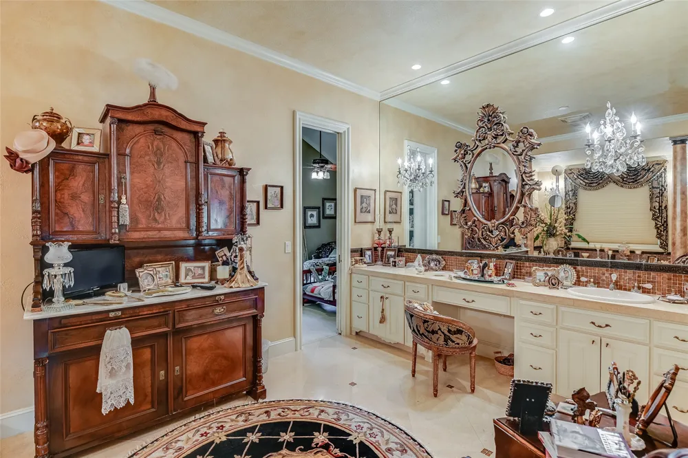 8611 Young Lane Austin, TX 78737