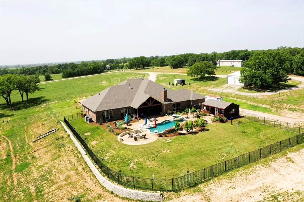 1466 County Road 1270 Alvord, TX 76225